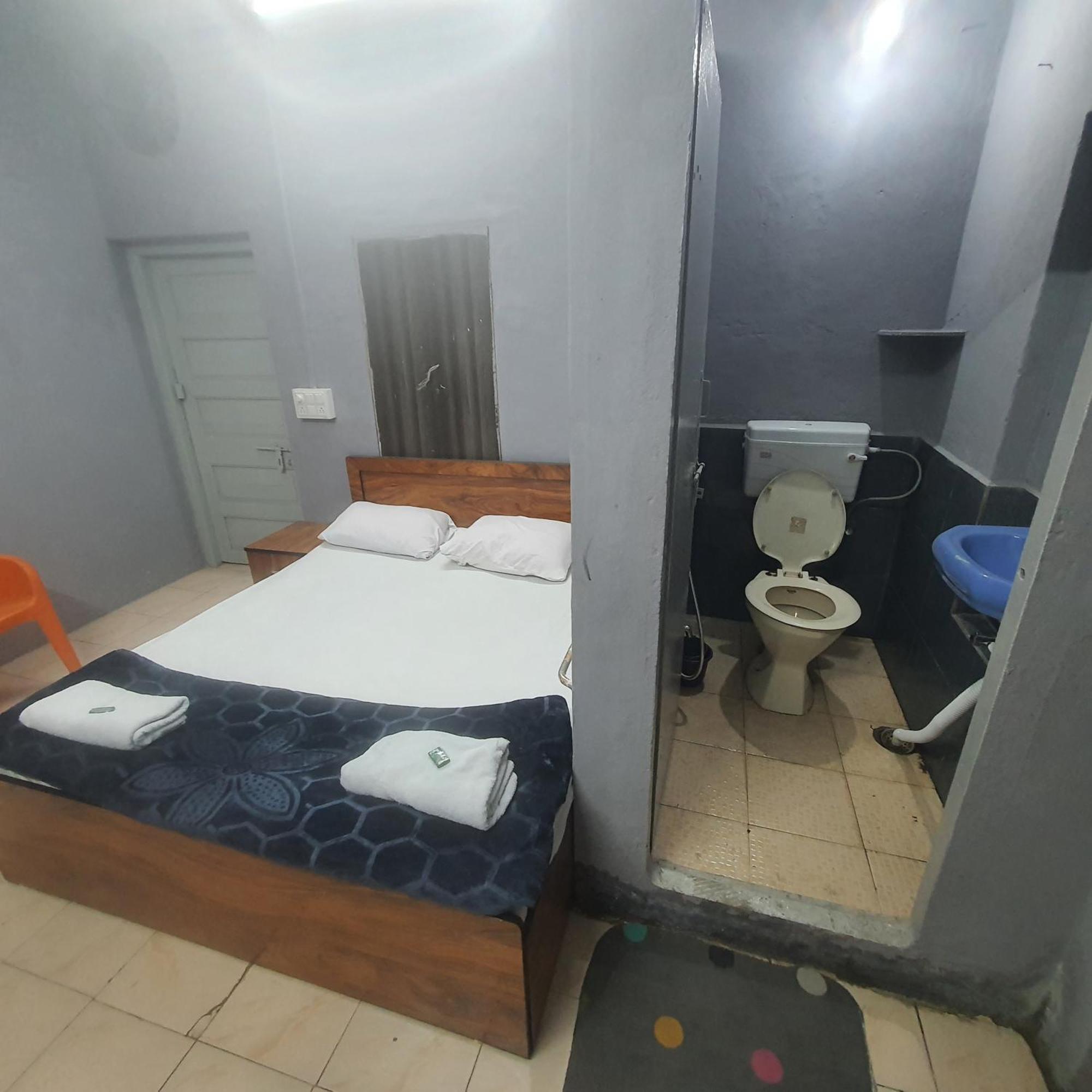 Hotel Family Stay Beside Railway Station Aurangábád Kültér fotó